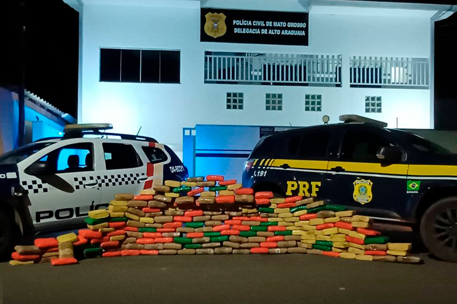 Em Alto Araguaia/MT, PRF e PM-MT apreendem mais de 200 kg de skunk escondidos em caminhão