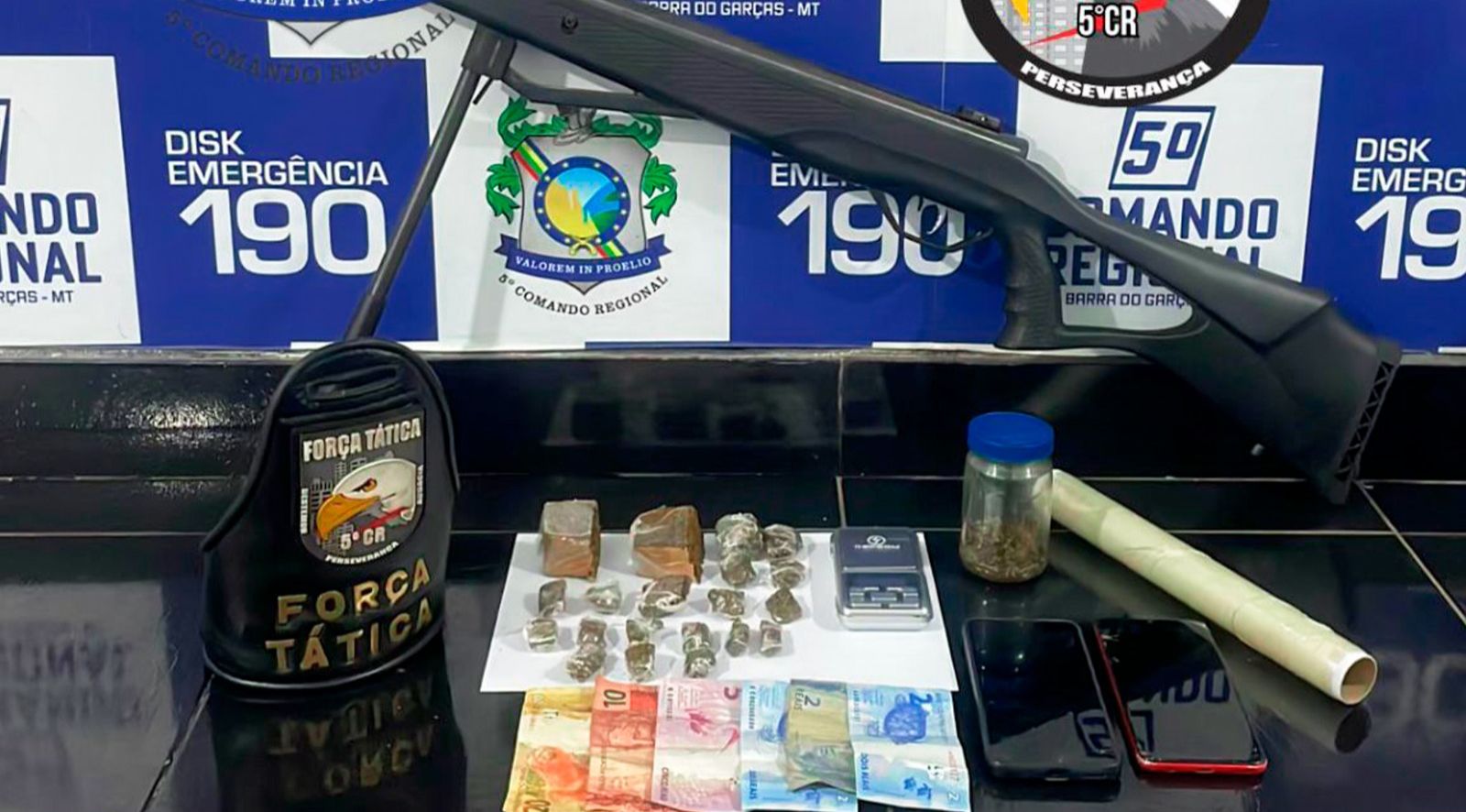 Força Tática prende dois jovens com drogas e arma de fogo em Barra do Garças