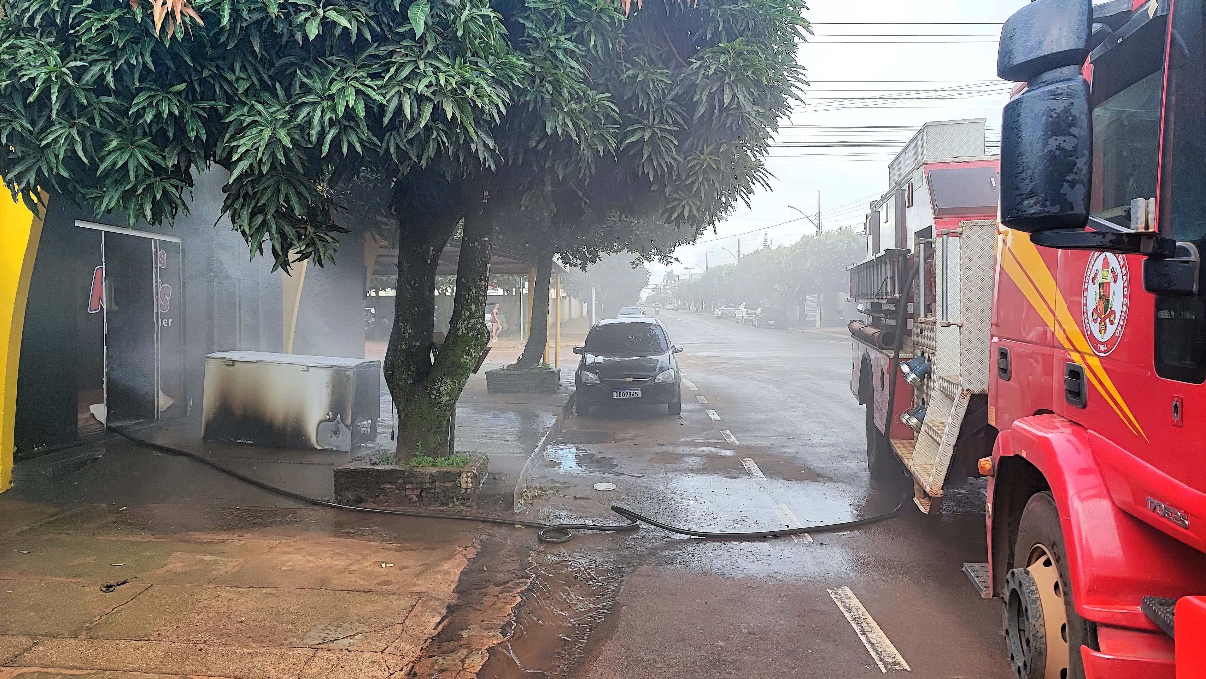 Campo Verde | Corpo de Bombeiros combate incêndio em lanchonete