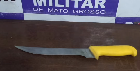 Homem esfaqueia esposa em Rondonópolis e é preso