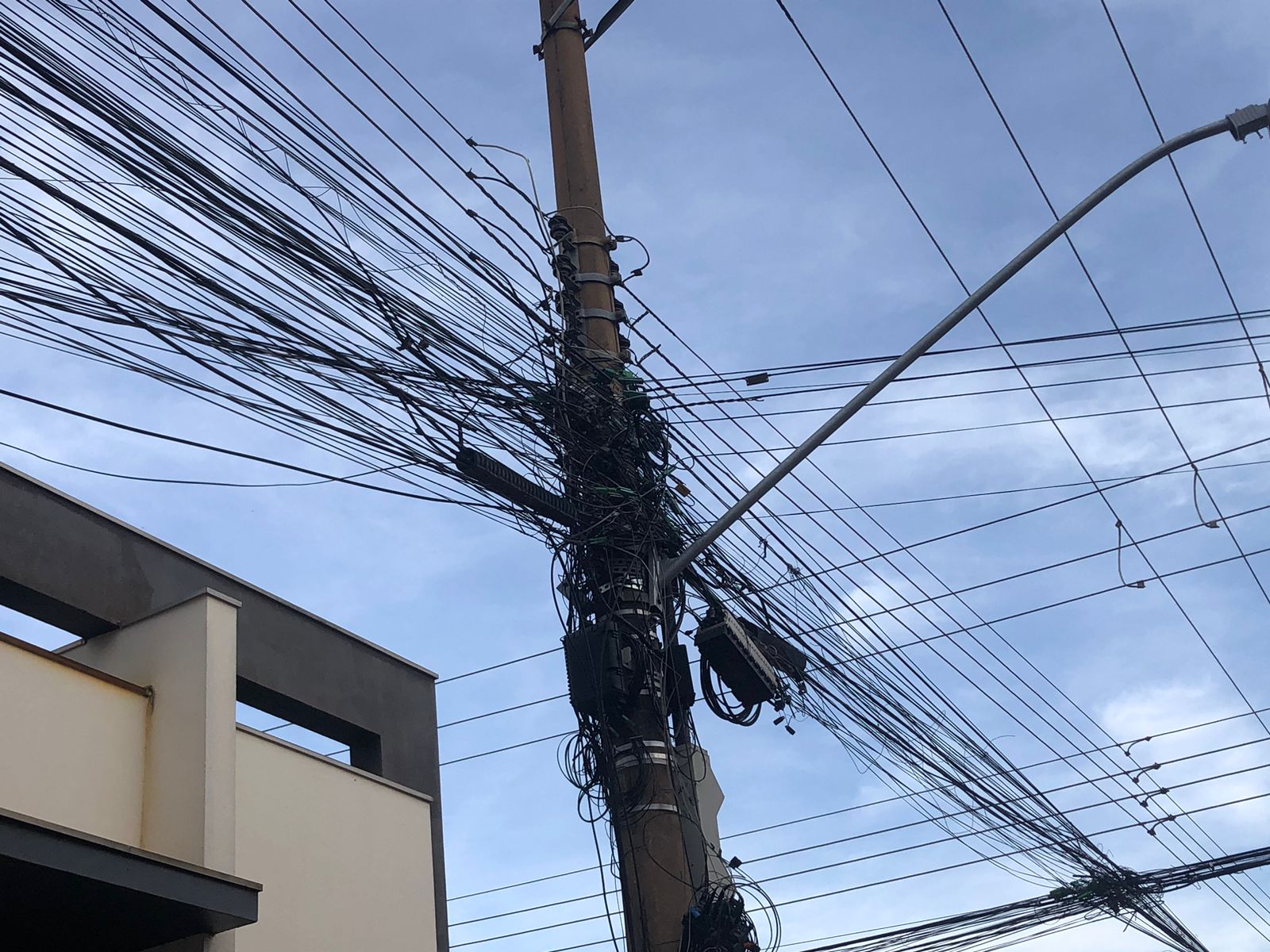 Caos na fiação: perigo e desordem marcam o cenário urbano de Rondonópolis
