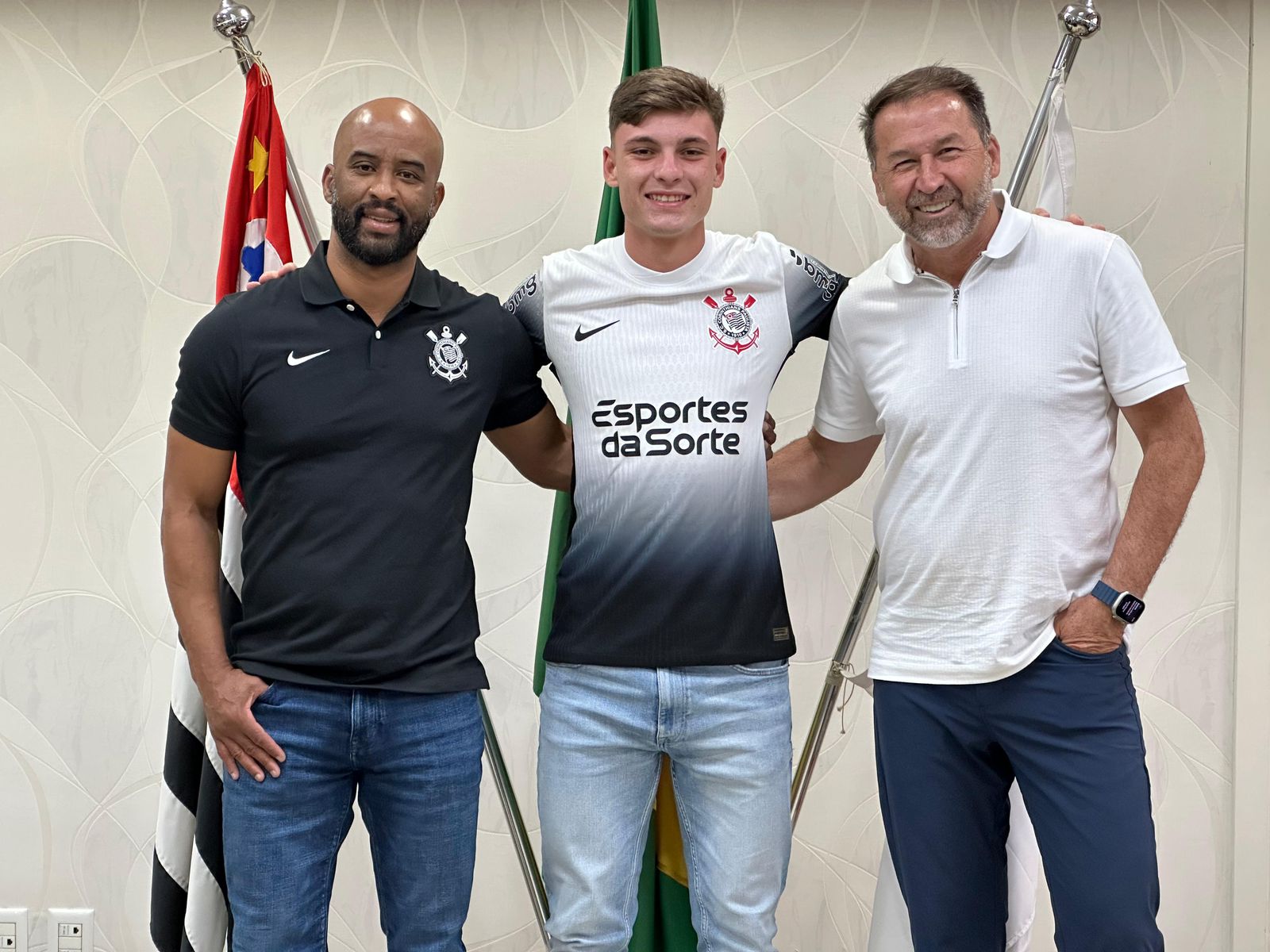Corinthians renova contrato com Breno Bidon