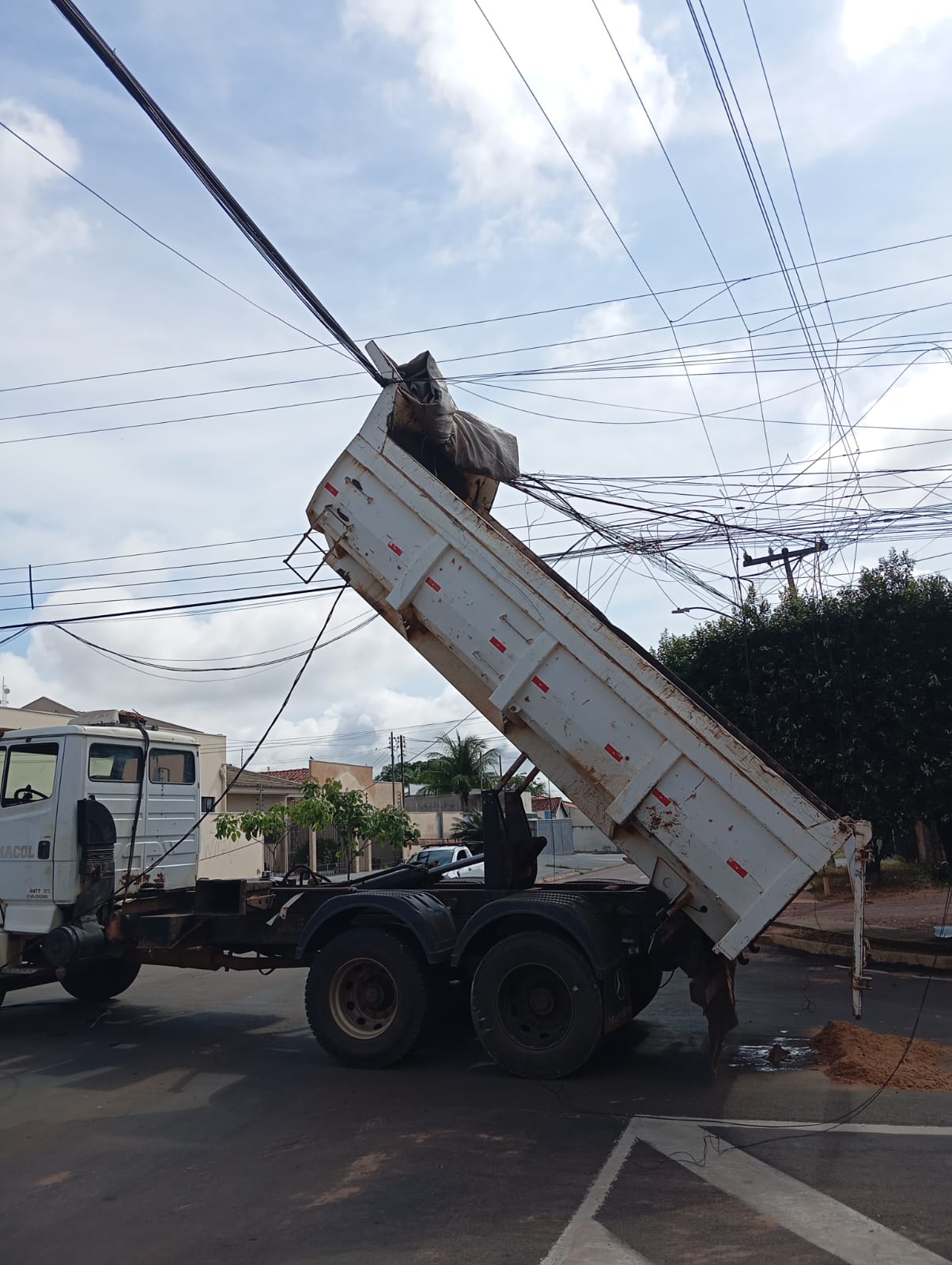 Caminhão-caçamba enrosca em fiação elétrica no Jardim Tropical e mobiliza Corpo de Bombeiros e PM