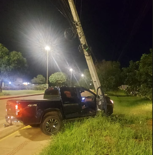 Acidente de trânsito em Rondonópolis: Caminhonete atinge poste em frente à UFR