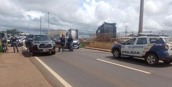Perseguição em alta velocidade termina em prisão de homem com caminhonete roubada