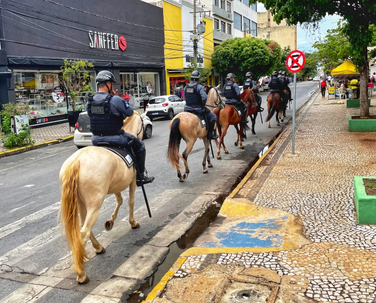 Cavalaria da Polícia Militar prende dois foragidos da Justiça em Cuiabá
