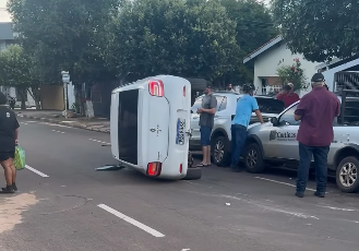 Veículo capota após colisão em Rondonópolis; motorista fica ferido