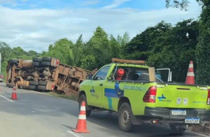 Jaciara | Carreta carregada de adubo tomba em rodovia de Mato Grosso